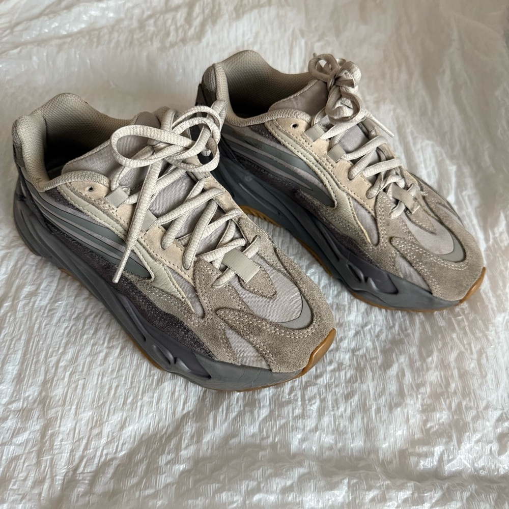 Adidas Yeezy pre-owned Boost 700 sz. 4 Men’s - Picture 1 of 14